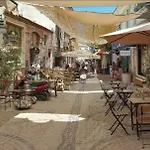 Five Bedroom Living, Triplex With Big Private Garden, Fifty Meters To Sea In Urla, Sleeps Twelve, Three Baths * Βουρλά