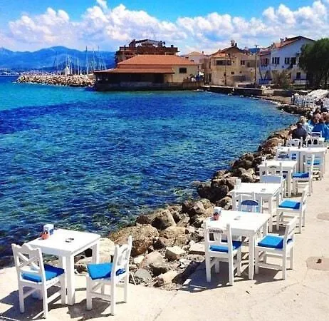 Vilă Five Bedroom Living, Triplex With Big Private Garden, Fifty Meters To Sea In Urla, Sleeps Twelve, Three Baths Urla