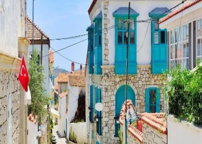 Five Bedroom Living, Triplex With Big Private Garden, Fifty Meters To Sea In Urla, Sleeps Twelve, Three Baths Vilă *