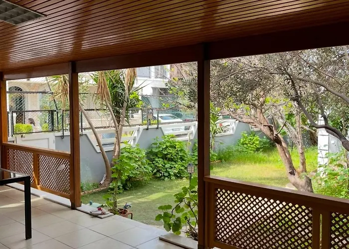Vilă Five Bedroom Living, Triplex With Big Private Garden, Fifty Meters To Sea In Urla, Sleeps Twelve, Three Baths