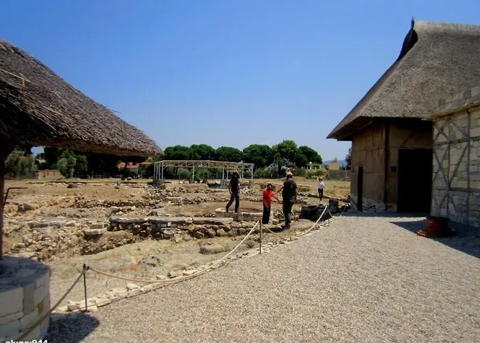 Vilă Five Bedroom Living, Triplex With Big Private Garden, Fifty Meters To Sea In Urla, Sleeps Twelve, Three Baths