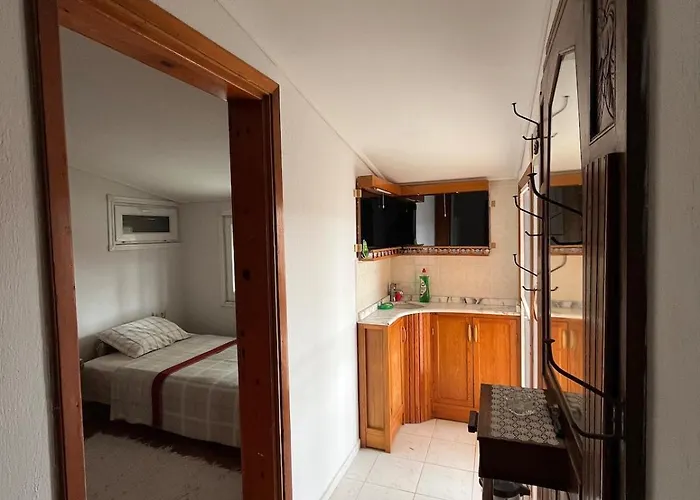 Vilă Five Bedroom Living, Triplex With Big Private Garden, Fifty Meters To Sea In Urla, Sleeps Twelve, Three Baths