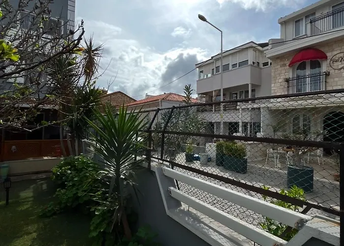 Vilă Five Bedroom Living, Triplex With Big Private Garden, Fifty Meters To Sea In Urla, Sleeps Twelve, Three Baths *