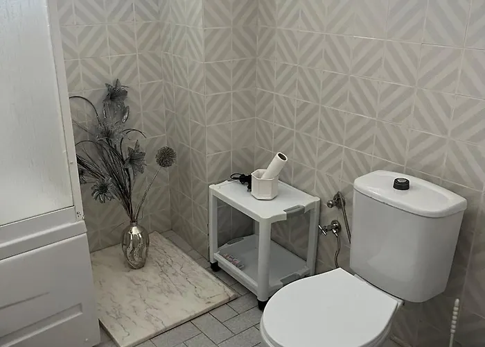 Vilă Five Bedroom Living, Triplex With Big Private Garden, Fifty Meters To Sea In Urla, Sleeps Twelve, Three Baths Urla