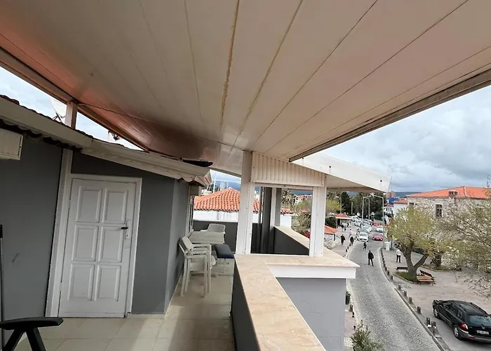 Vilă Five Bedroom Living, Triplex With Big Private Garden, Fifty Meters To Sea In Urla, Sleeps Twelve, Three Baths