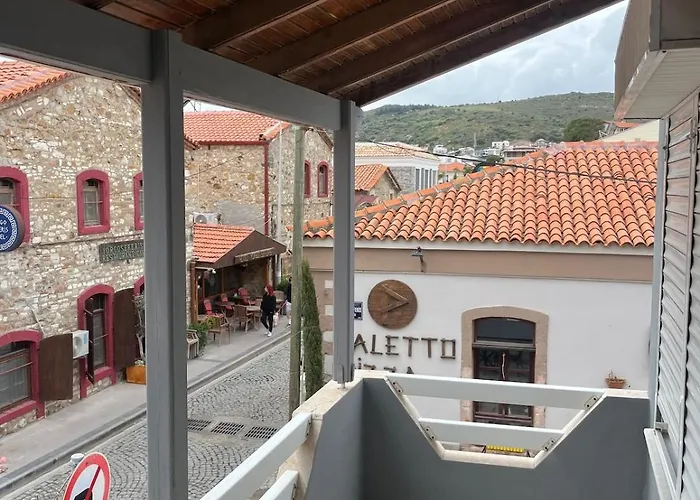 Vilă Five Bedroom Living, Triplex With Big Private Garden, Fifty Meters To Sea In Urla, Sleeps Twelve, Three Baths *