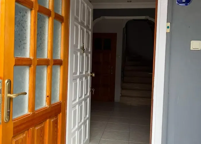 Vilă Five Bedroom Living, Triplex With Big Private Garden, Fifty Meters To Sea In Urla, Sleeps Twelve, Three Baths Urla