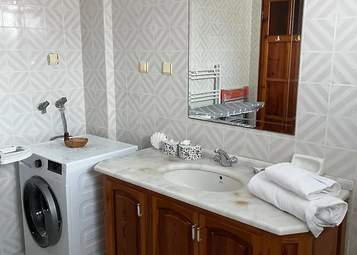 Vilă Five Bedroom Living, Triplex With Big Private Garden, Fifty Meters To Sea In Urla, Sleeps Twelve, Three Baths