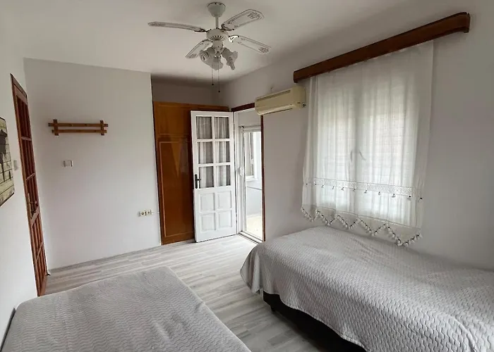 Vilă Five Bedroom Living, Triplex With Big Private Garden, Fifty Meters To Sea In Urla, Sleeps Twelve, Three Baths *