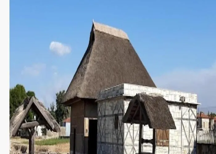 Vilă Five Bedroom Living, Triplex With Big Private Garden, Fifty Meters To Sea In Urla, Sleeps Twelve, Three Baths Urla