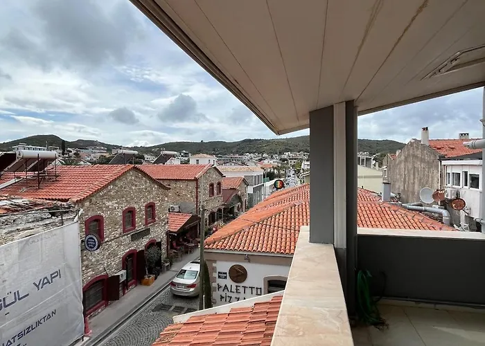 Five Bedroom Living, Triplex With Big Private Garden, Fifty Meters To Sea In Urla, Sleeps Twelve, Three Baths Vilă