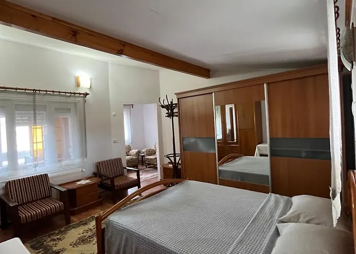 Vilă Five Bedroom Living, Triplex With Big Private Garden, Fifty Meters To Sea In Urla, Sleeps Twelve, Three Baths Urla