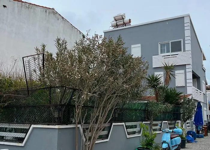 Vilă Five Bedroom Living, Triplex With Big Private Garden, Fifty Meters To Sea In Urla, Sleeps Twelve, Three Baths