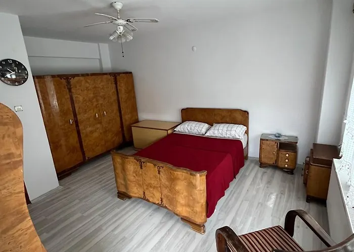 Vilă Five Bedroom Living, Triplex With Big Private Garden, Fifty Meters To Sea In Urla, Sleeps Twelve, Three Baths *