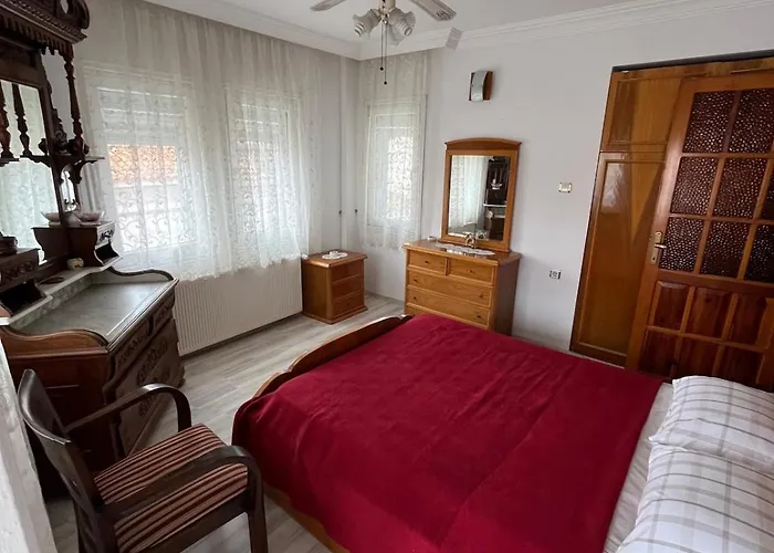 Vilă Five Bedroom Living, Triplex With Big Private Garden, Fifty Meters To Sea In Urla, Sleeps Twelve, Three Baths Urla