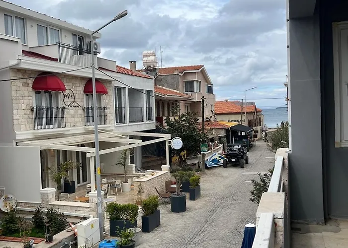 Five Bedroom Living, Triplex With Big Private Garden, Fifty Meters To Sea In Urla, Sleeps Twelve, Three Baths Vilă *