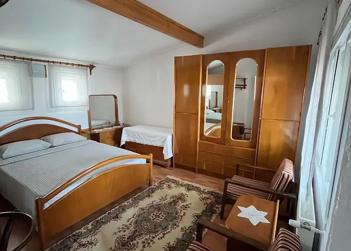 Vilă Five Bedroom Living, Triplex With Big Private Garden, Fifty Meters To Sea In Urla, Sleeps Twelve, Three Baths Urla