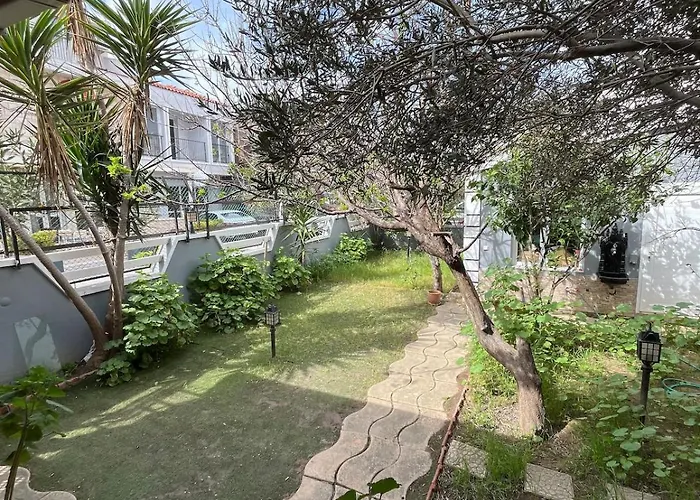 Five Bedroom Living, Triplex With Big Private Garden, Fifty Meters To Sea In Urla, Sleeps Twelve, Three Baths Vilă *