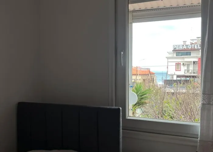 Vilă Five Bedroom Living, Triplex With Big Private Garden, Fifty Meters To Sea In Urla, Sleeps Twelve, Three Baths *