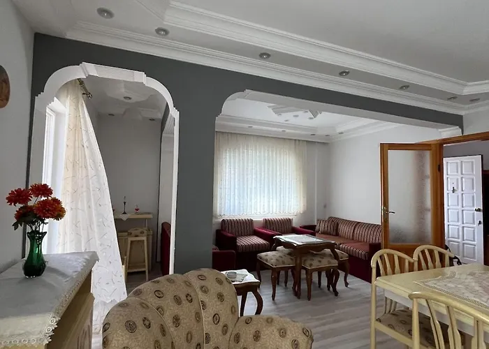 Vilă Five Bedroom Living, Triplex With Big Private Garden, Fifty Meters To Sea In Urla, Sleeps Twelve, Three Baths