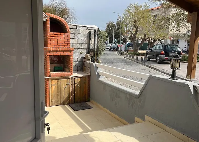 Five Bedroom Living, Triplex With Big Private Garden, Fifty Meters To Sea In Urla, Sleeps Twelve, Three Baths Vilă Urla